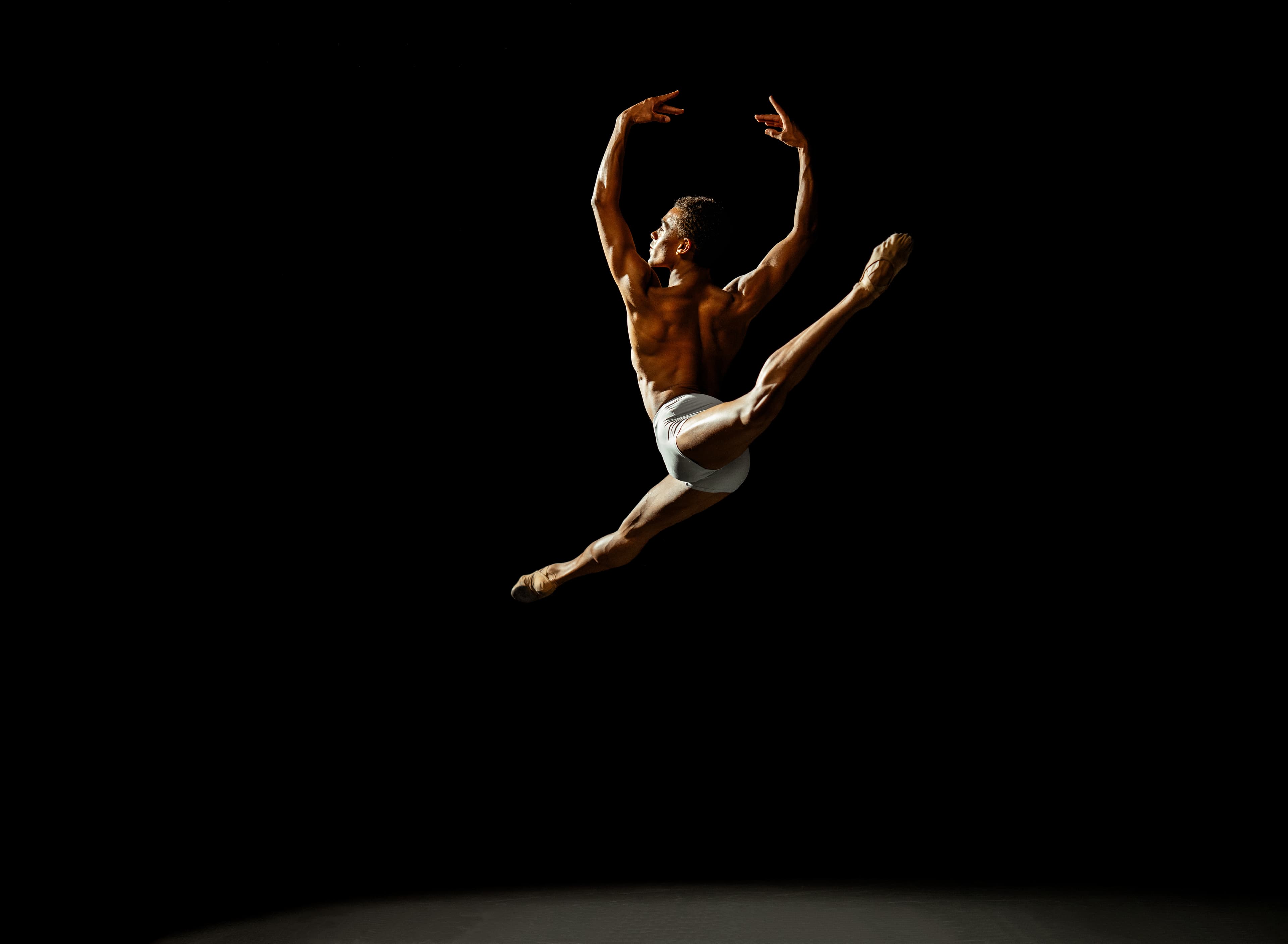 How is REDs in dancers managed?